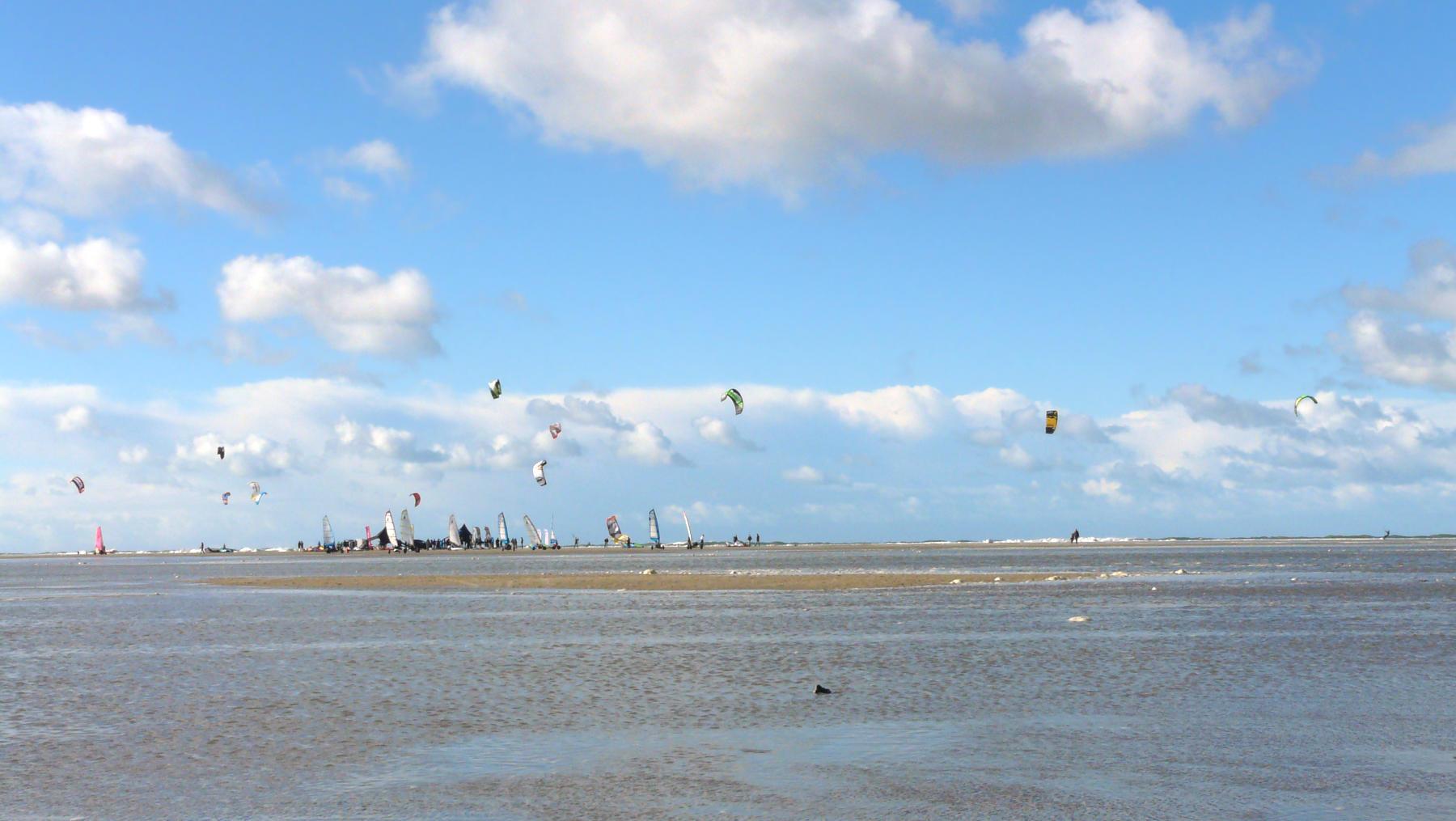 Windsportler sammeln sich am Strand